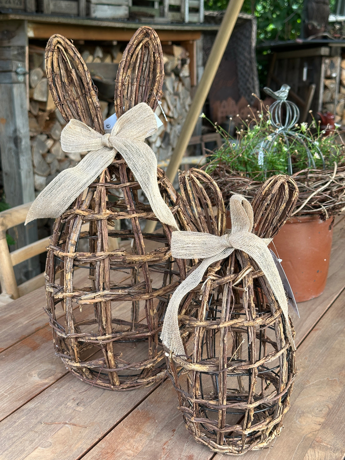Hase mit Schleife aus Rattan