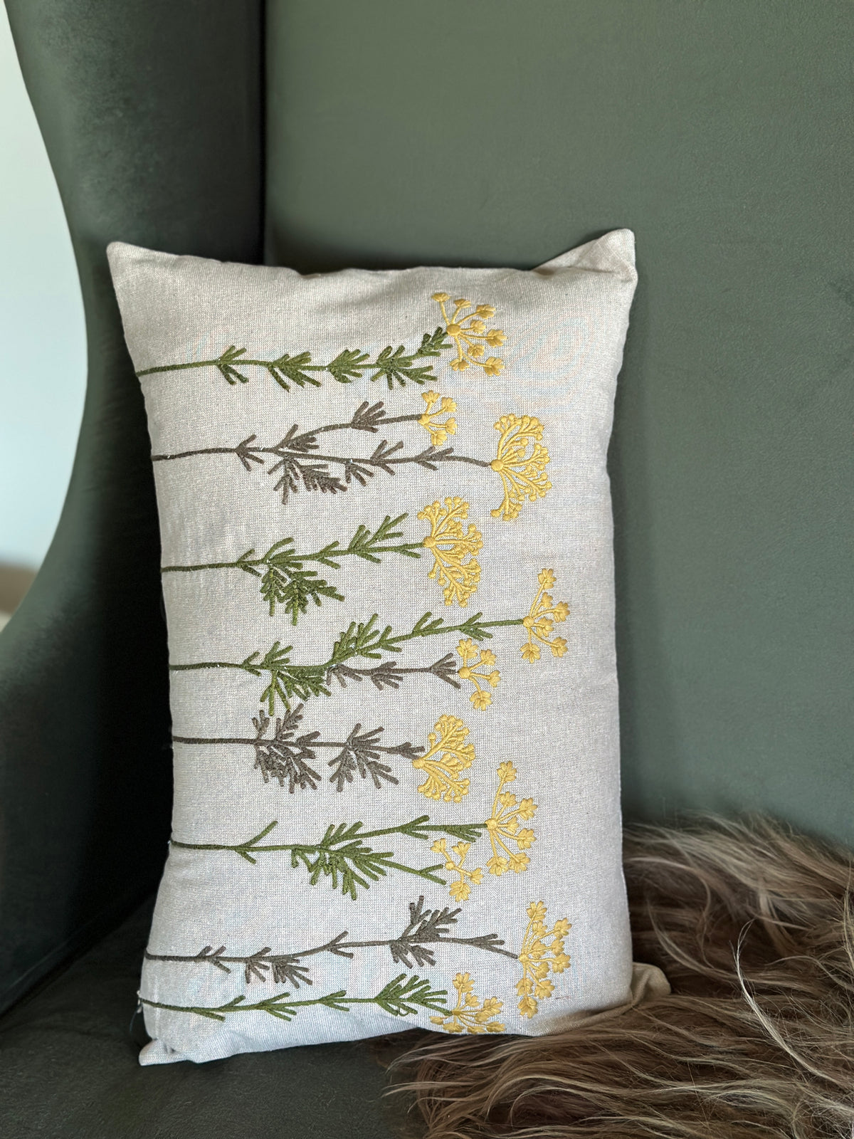 Kissen mit einer floralen Stickerei auf der Vorderseite. 100% Baumwolle.