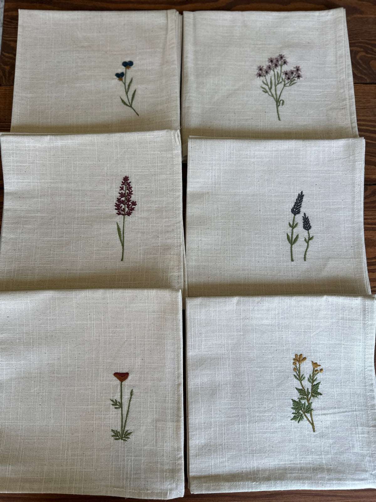 Servietten Set/2  Stoffservietten mit Stickereien- Verschiedene Blumen 45x45 cm. 100% Baumwolle.
