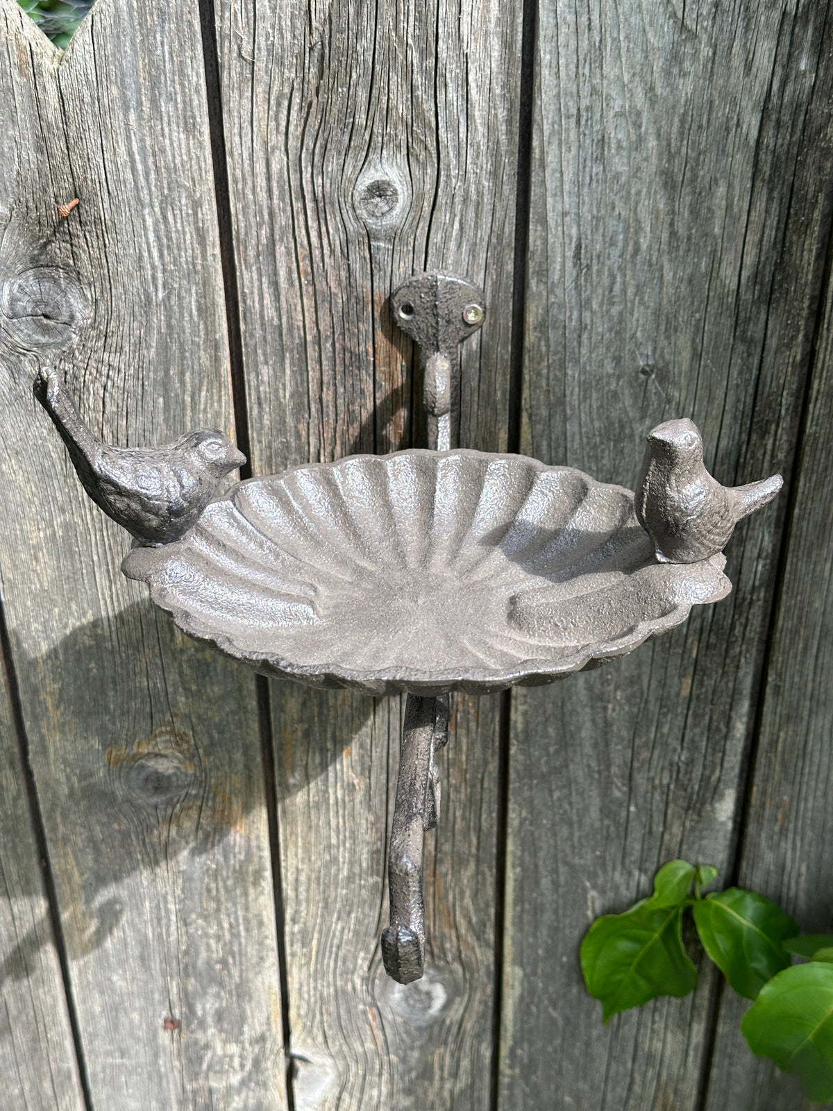 Vogelfutterhalter/ Tränke mit einem hacken aus Gusseisen