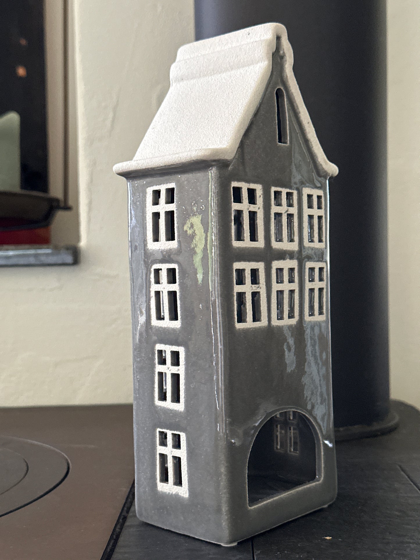 Haus aus Keramik, hell grau, für ein Teelicht oder eine Lichterkette.