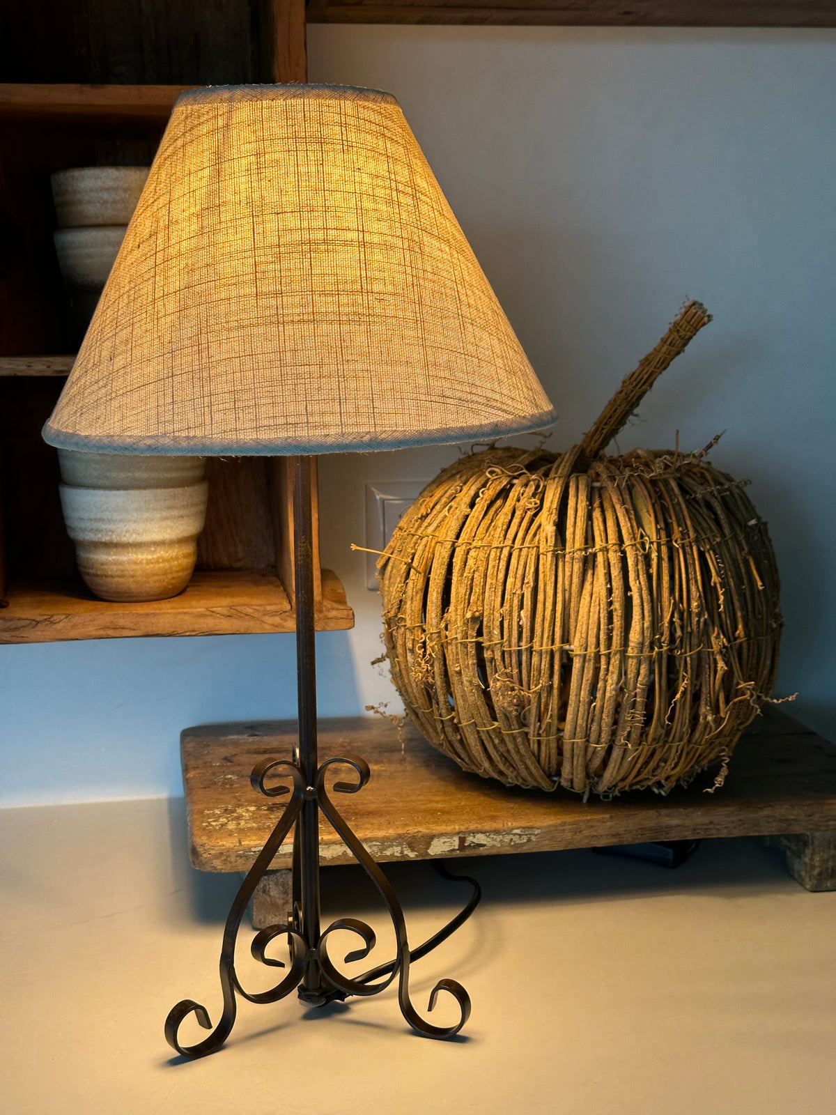 Lampe Metall, dunkelrostfarben lackiert inklusive Schirm- beige