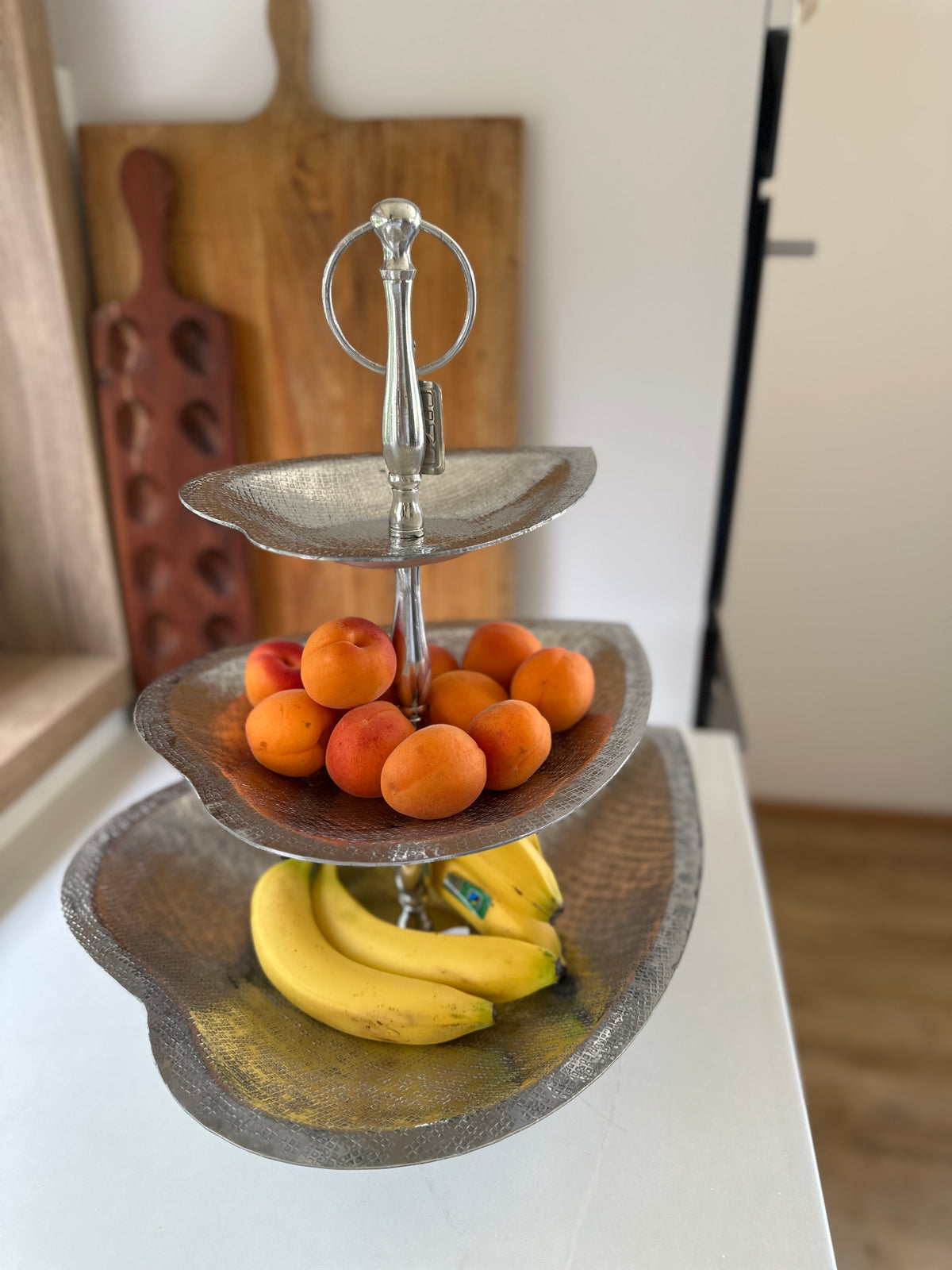 Etagere 3 Etagen, herzförmig. Aluminium, geriffelt.