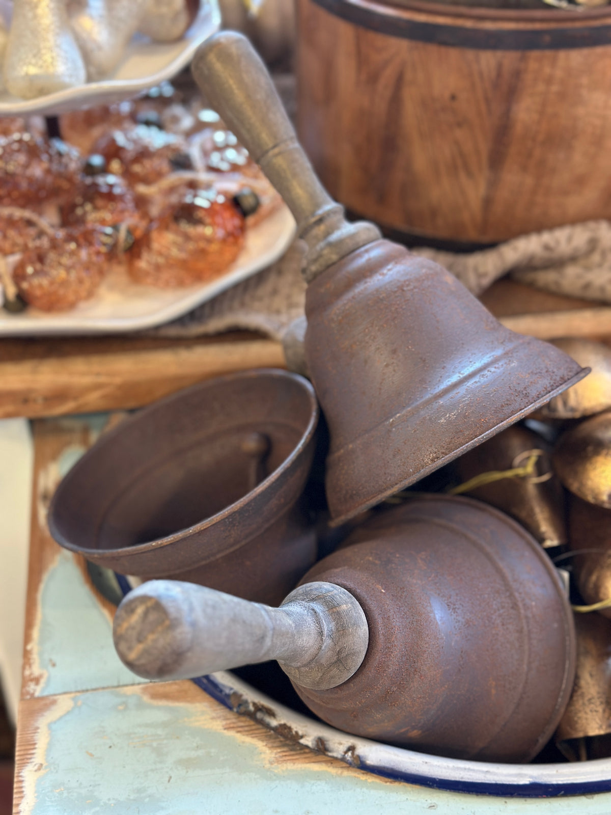 Deko Glocke Rost mit einem Holzgriff