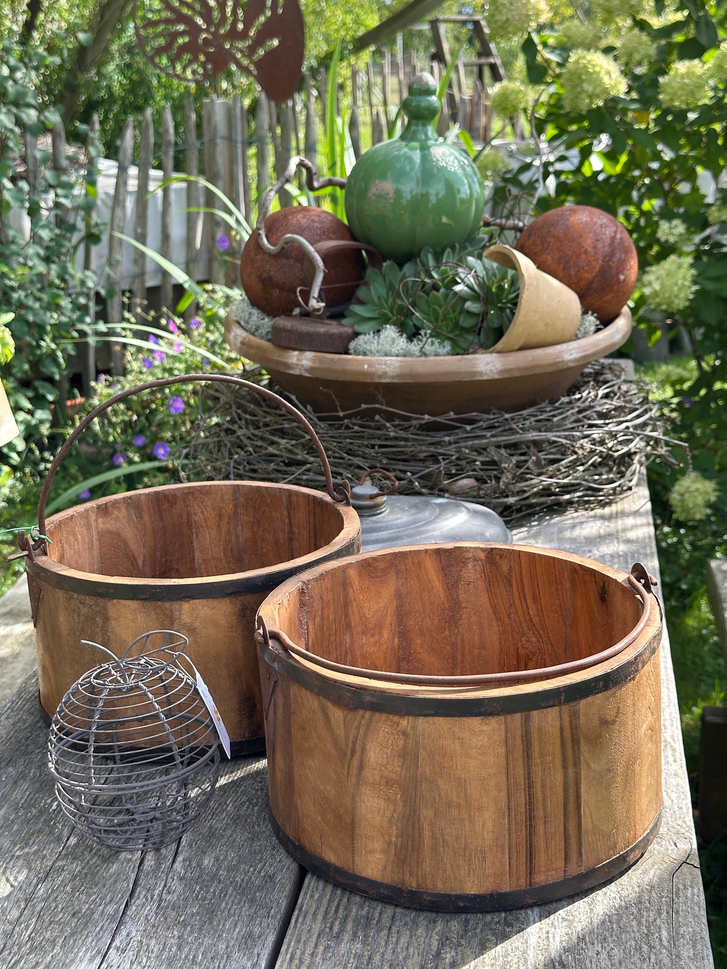 Aufbewahrung Holz Eimer/ Schale mit einem Metall Griff und Eisenrahmen. Mangoholz