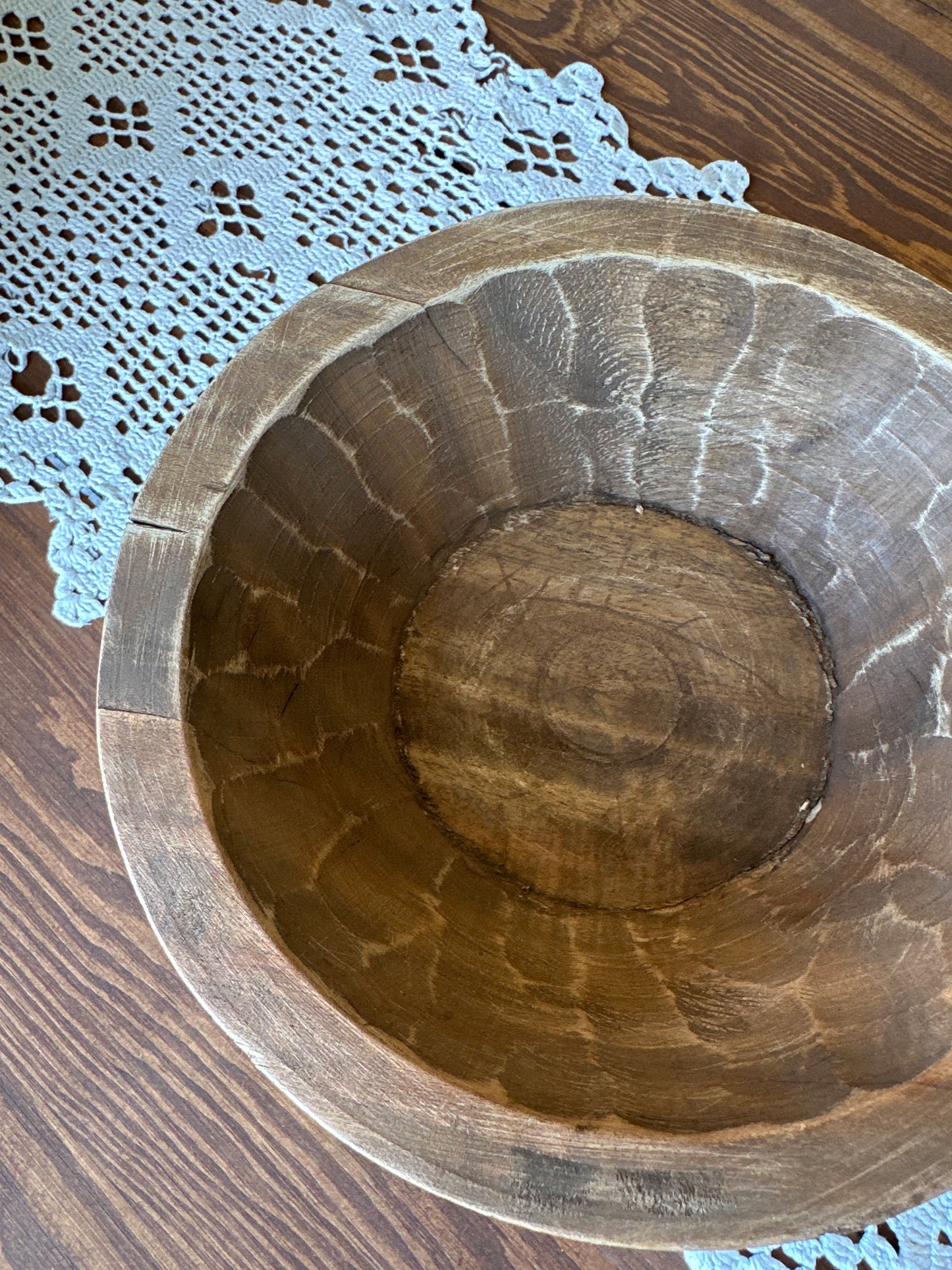 Handgeschnitzte Schale aus einem Stück Holz, klein.               Zur Aufbewahrung und Dekoration.                                     Durchmesser: 19cm.