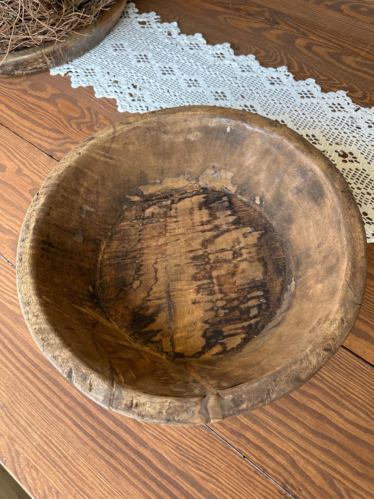 Handgeschnitzte Schale aus einem Stück Holz.                        Zur Aufbewahrung und Dekoration.                  Durchmesser 34cm.