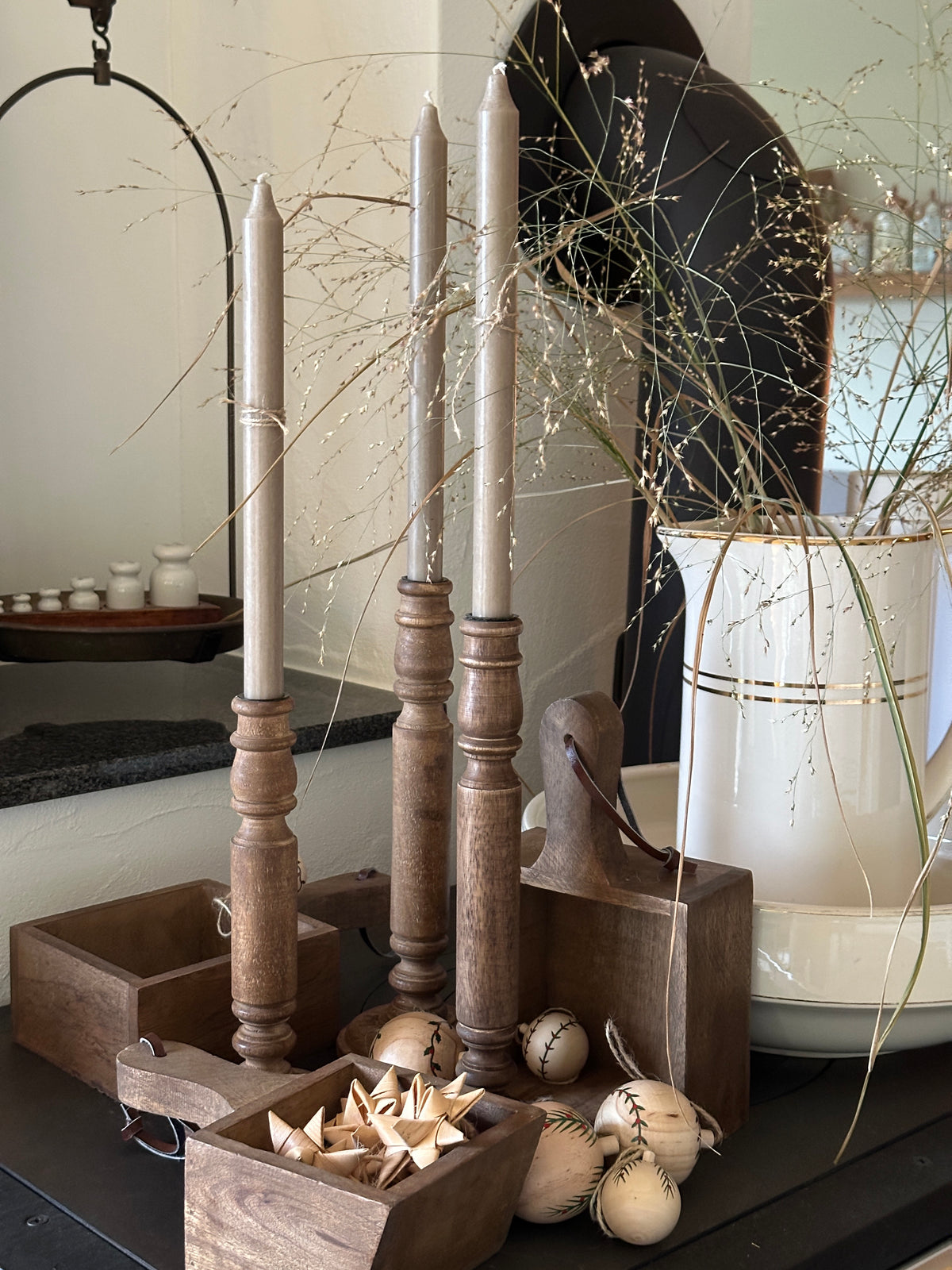 Kerzenhalter aus Holz, gedrechselt mit Metalleinsatz, H: 26 cm