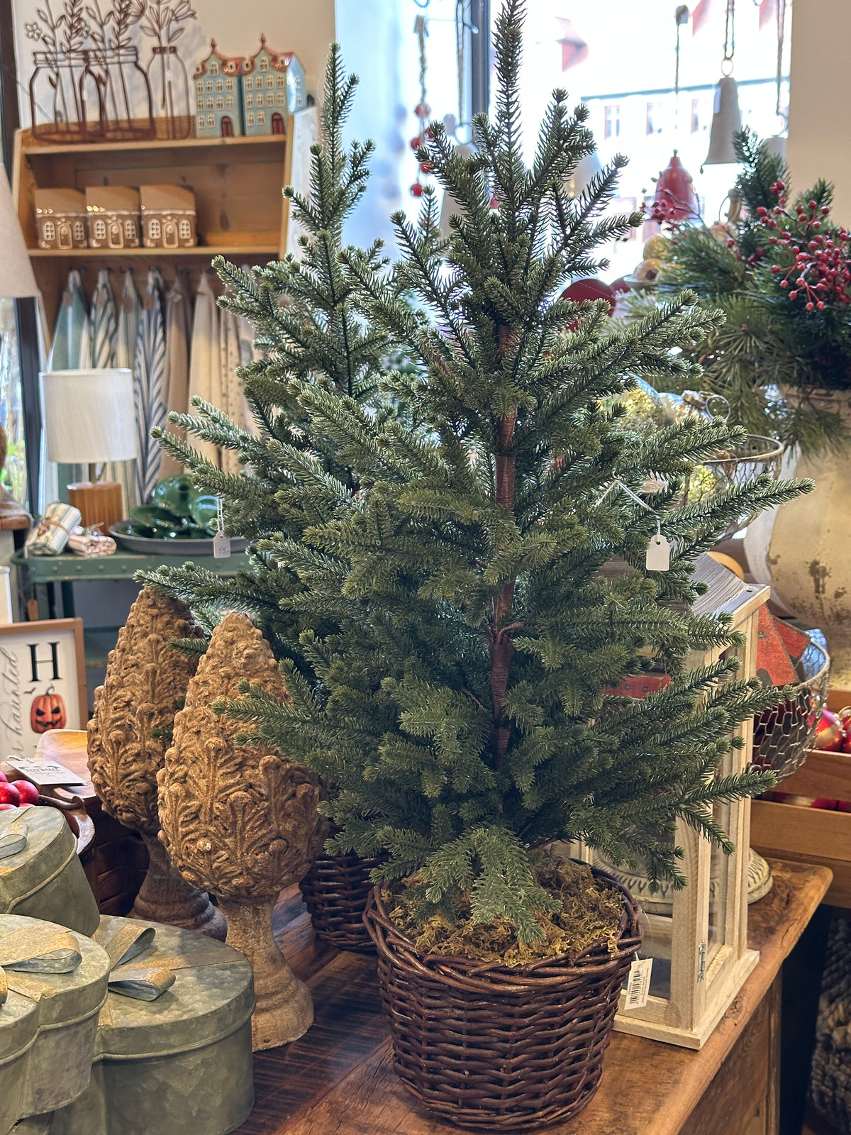 Baum Kunst mit einem geflochtenen Korb H: 80cm