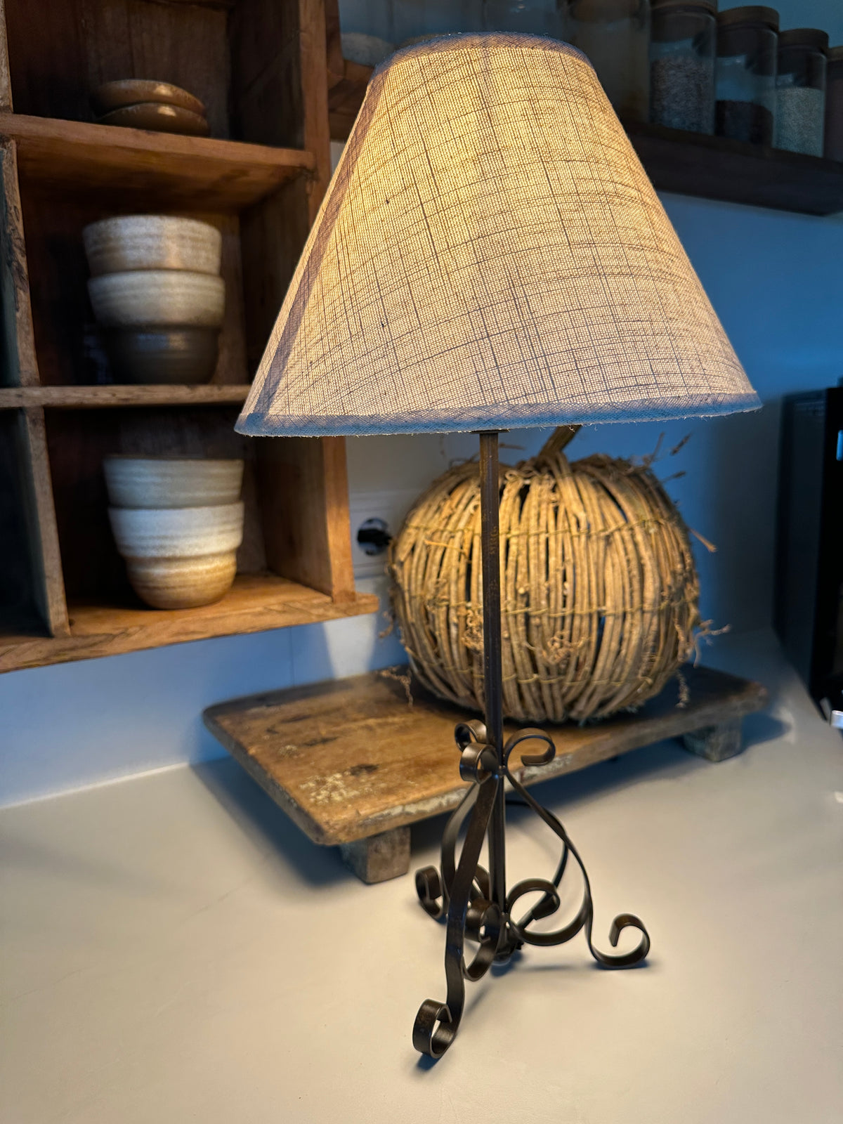 Lampe Metall, dunkelrostfarben lackiert inklusive Schirm- beige