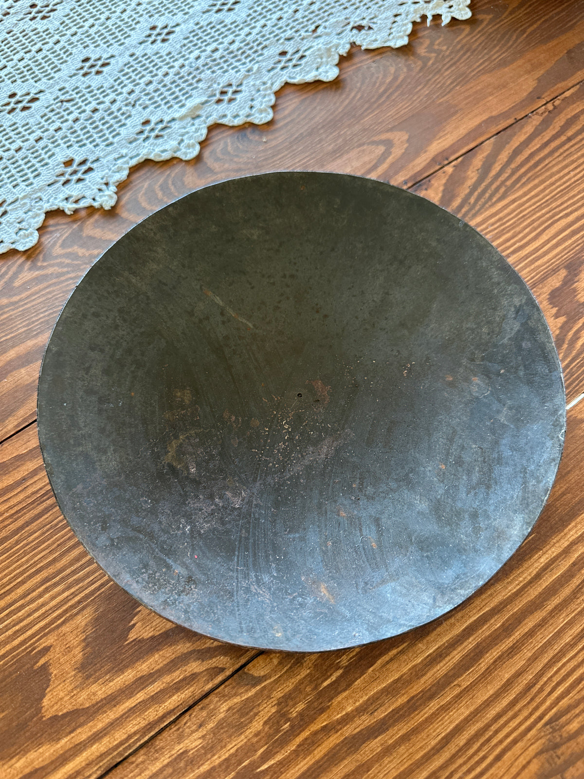 Schale/ Teller/ Untersetzer aus wiederverwerteten Metall. Durchmesser 22cm.