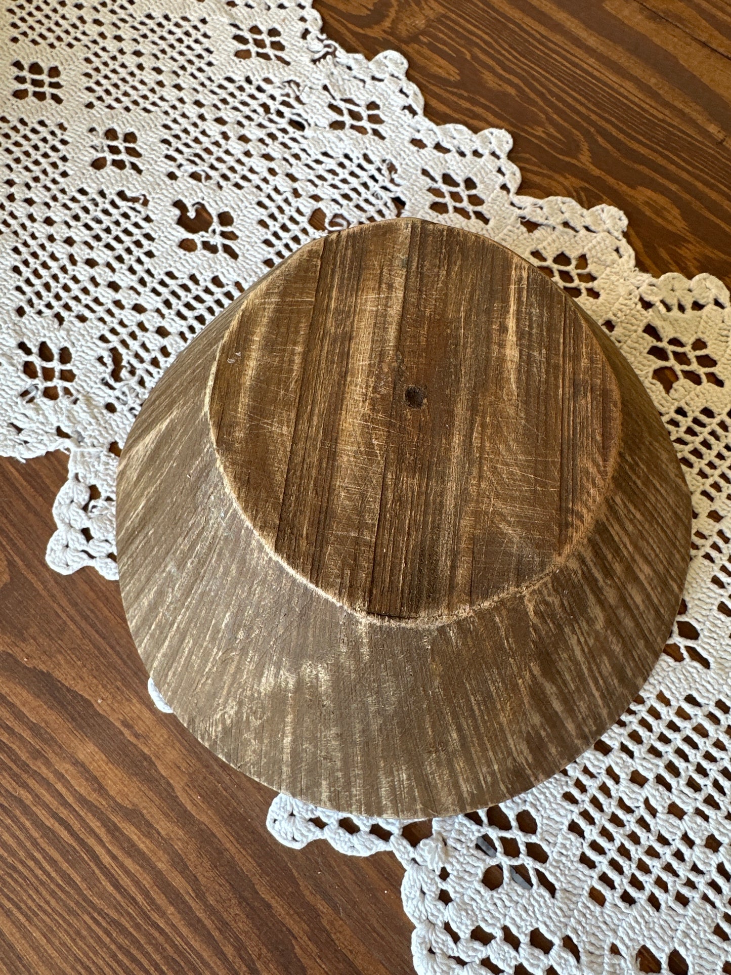 Handgeschnitzte Schale aus einem Stück Holz, klein.               Zur Aufbewahrung und Dekoration.                                     Durchmesser: 19cm.