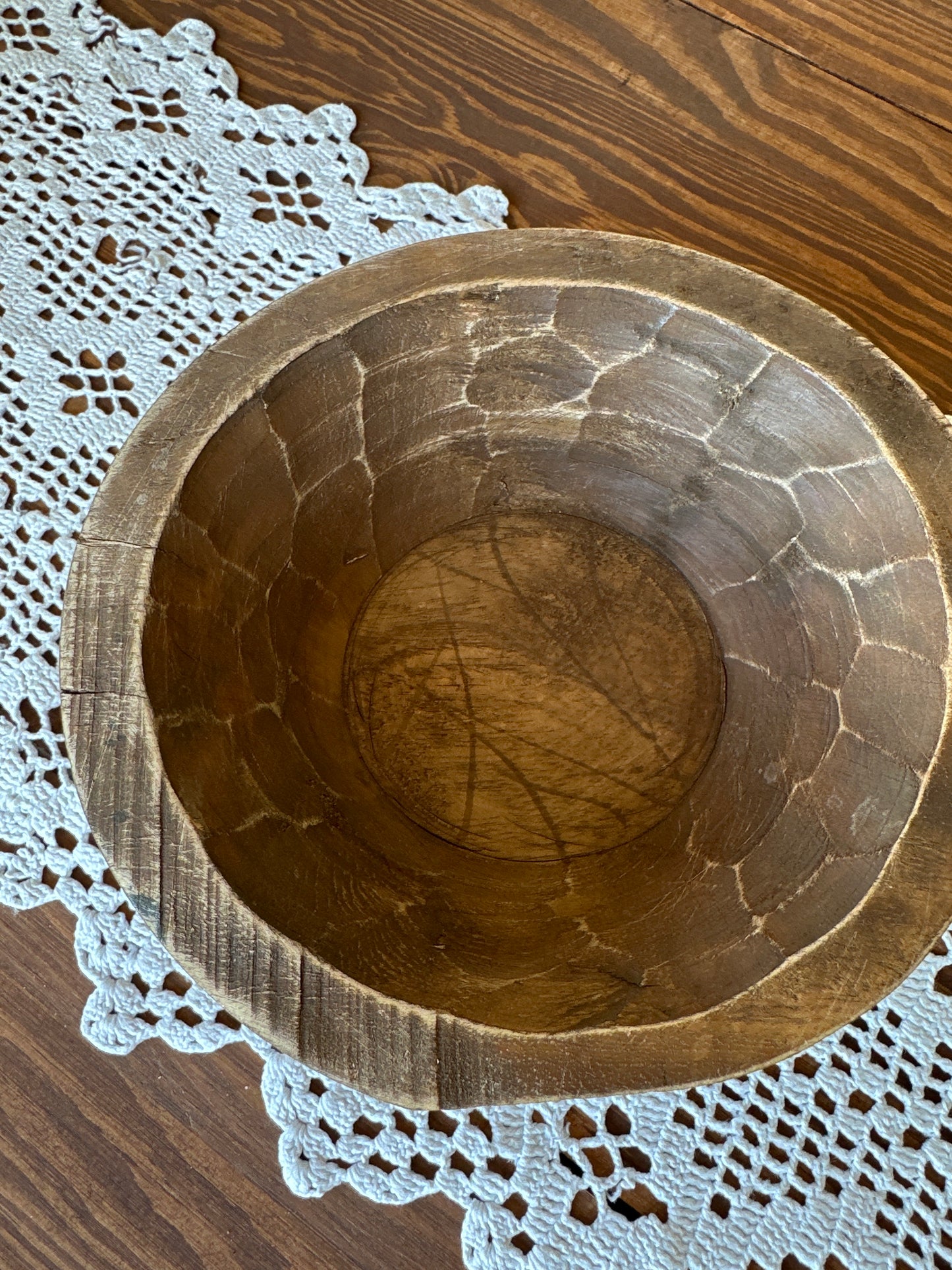 Handgeschnitzte Schale aus einem Stück Holz, klein.                       Zur Aufbewahrung und Dekoration.                           Durchmesser: 17cm.