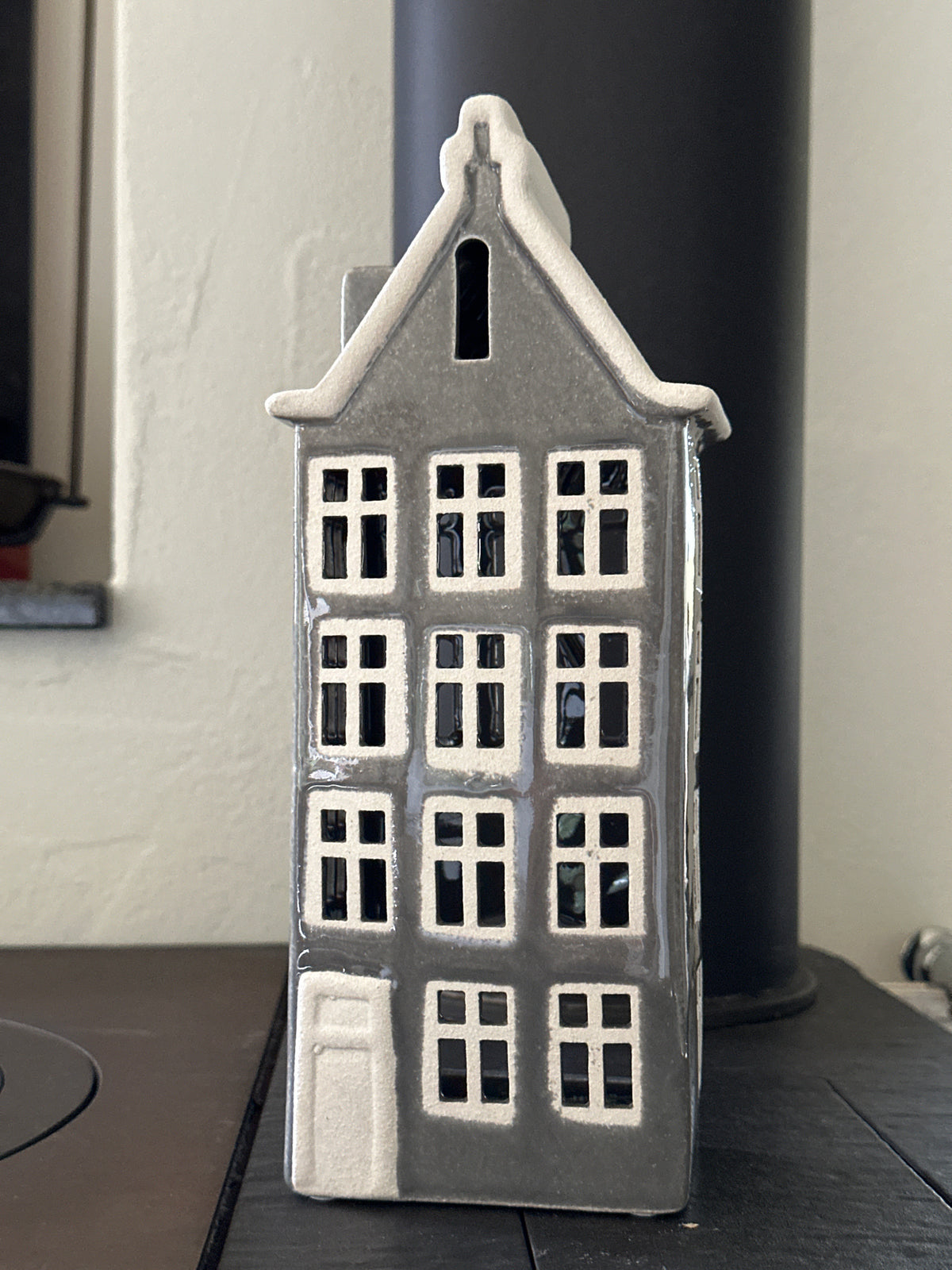Haus aus Keramik, hell grau, für ein Teelicht oder eine Lichterkette.