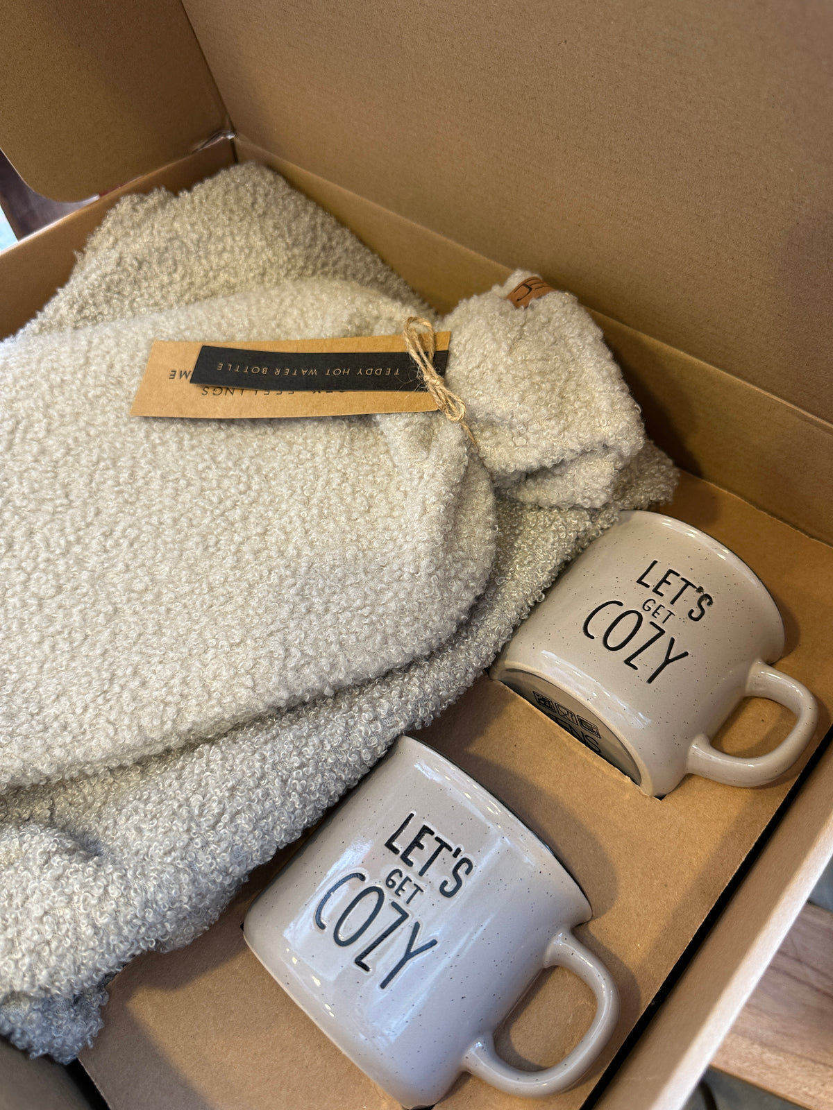 Let’s Get Cozy Wärmflasche, Plaid 150x120cm zwei Retro Tassen 285ml