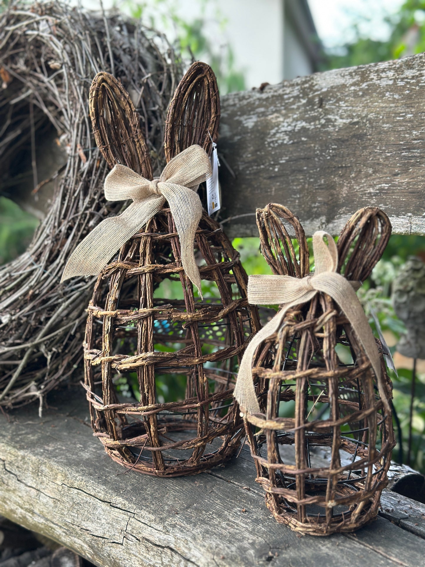 Hase mit Schleife aus Rattan