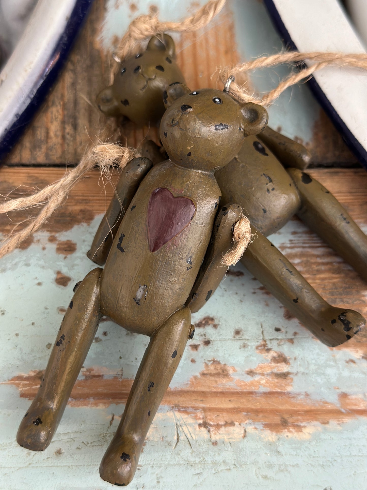 Bär/ Teddy aus Holz mit Herzchen drauf
