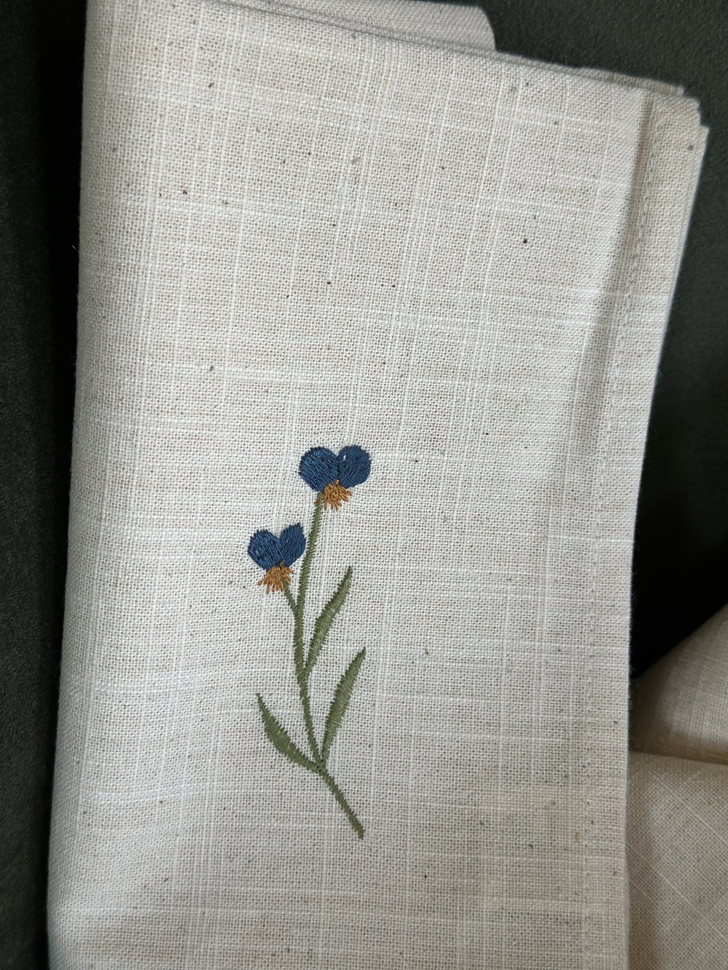 Servietten Set/2  Stoffservietten mit Stickereien- Verschiedene Blumen 45x45 cm. 100% Baumwolle.