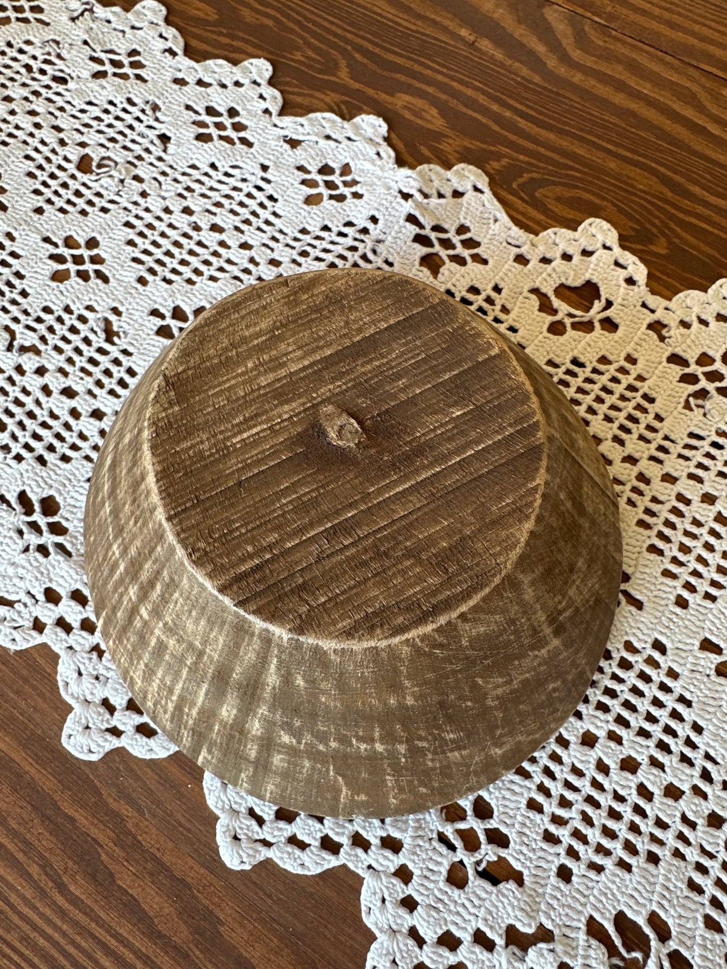 Handgeschnitzte Schale aus einem Stück Holz, klein.                       Zur Aufbewahrung und Dekoration.                           Durchmesser: 17cm.