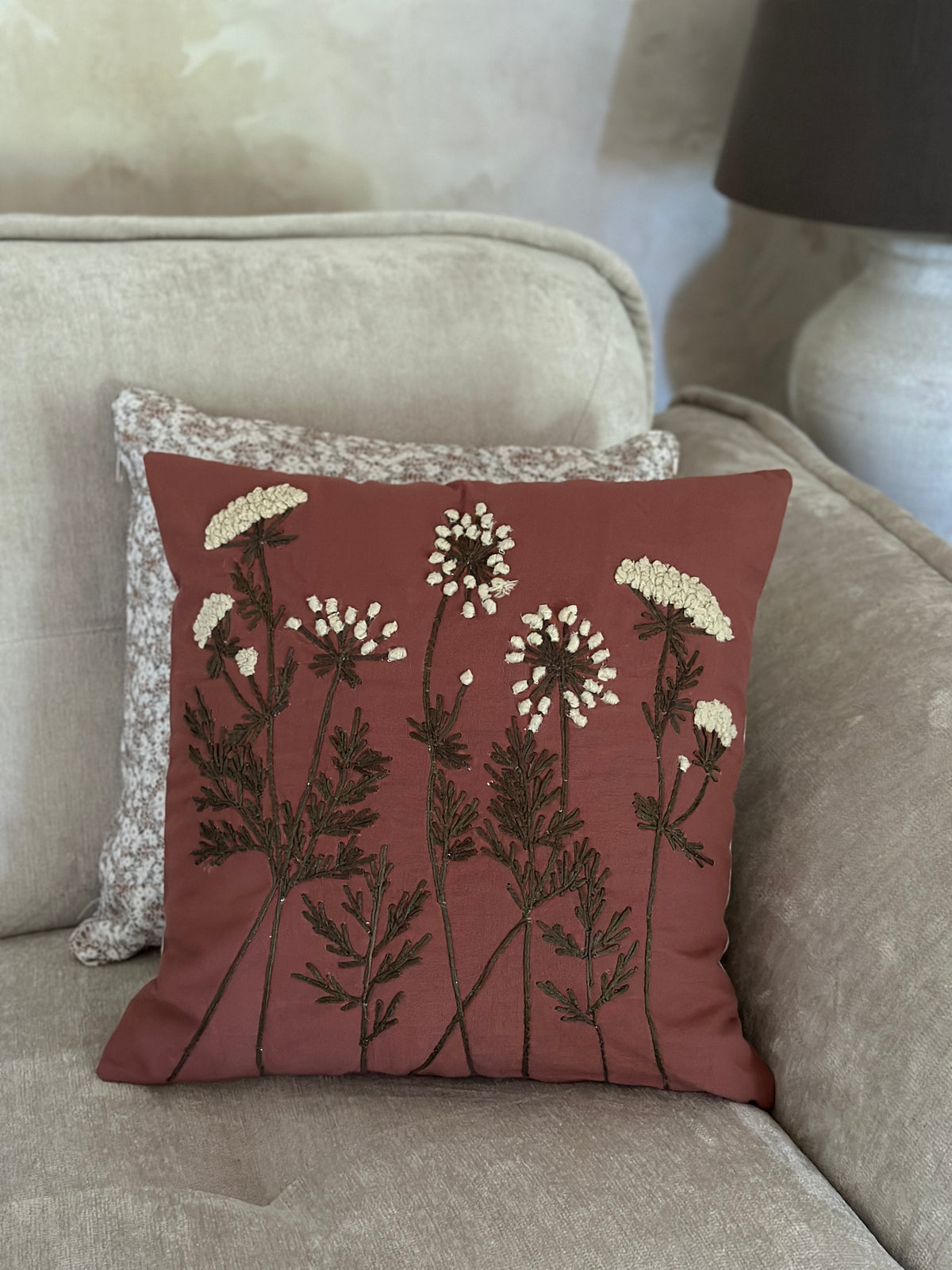 Kissenhülle mit einem floralen bestickten Muster 45x45cm.