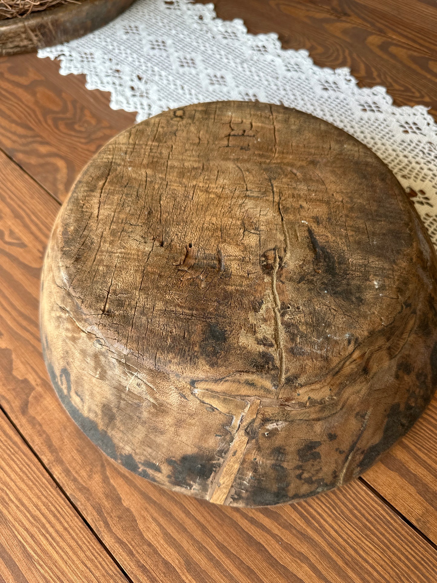 Handgeschnitzte Schale aus einem Stück Holz.                        Zur Aufbewahrung und Dekoration.                  Durchmesser 34cm.