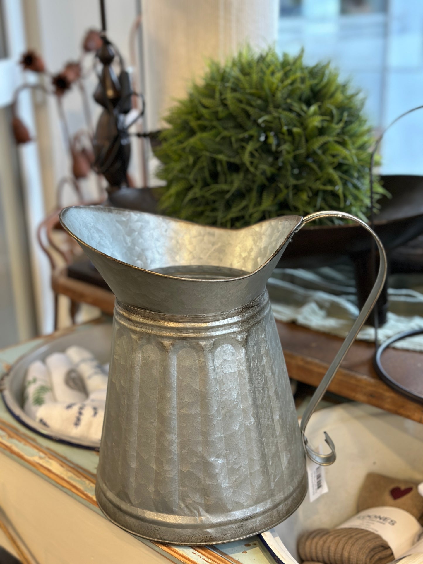 Krug/ Dekorativer grauer Krug aus Metall