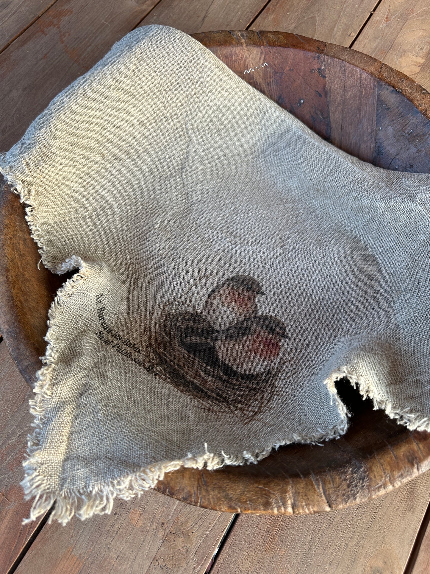 Deckchen/ Deko- Tuch mit einem Rotkehlchen Motiv, Shabby. Alle Seiten sind mit Fransen versehen.