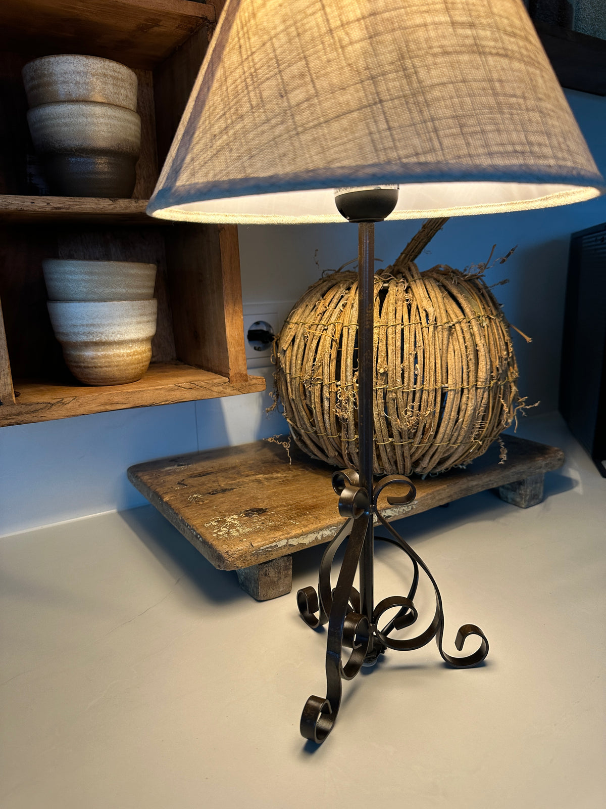 Lampe Metall, dunkelrostfarben lackiert inklusive Schirm- beige