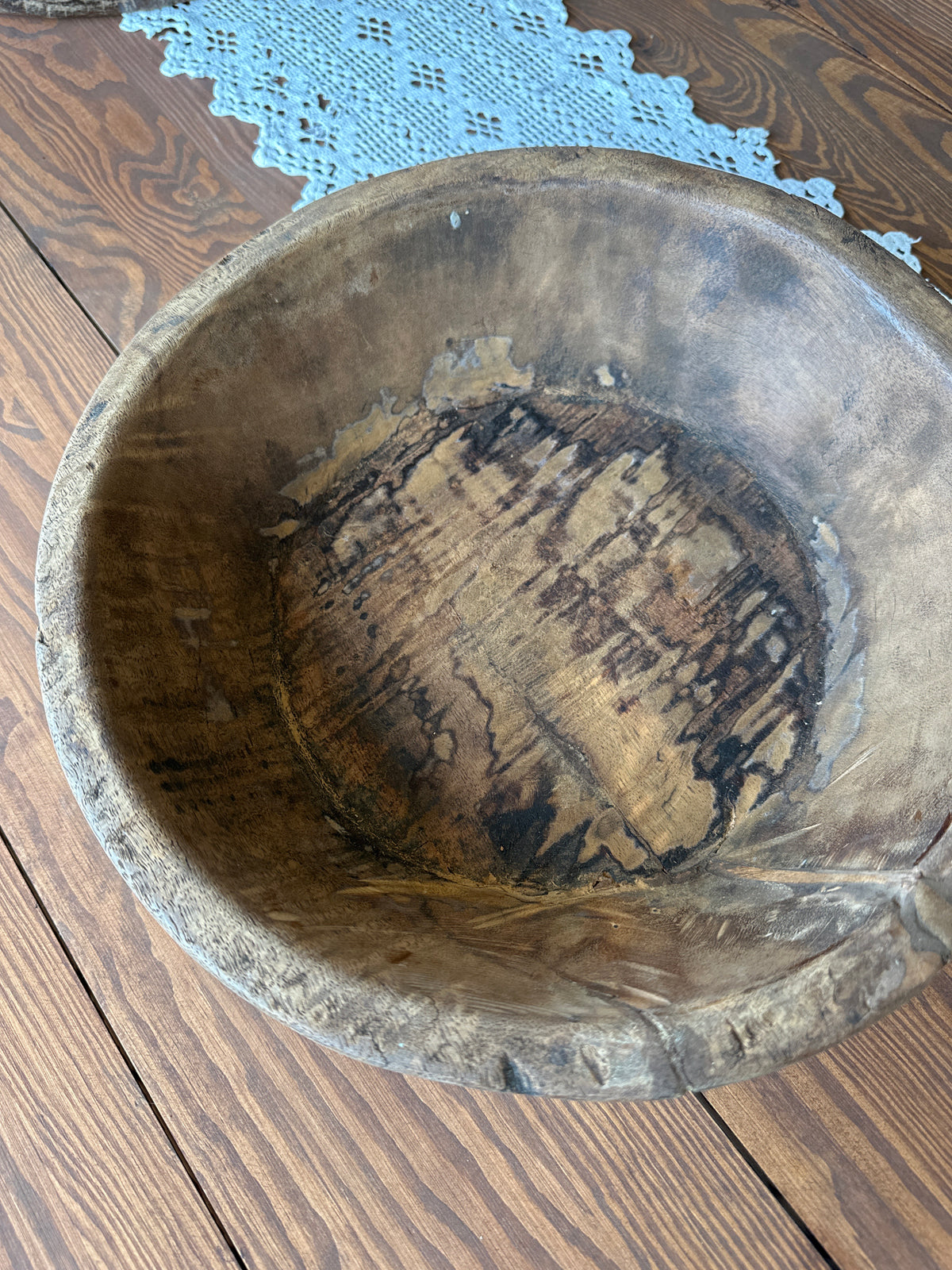 Handgeschnitzte Schale aus einem Stück Holz.                        Zur Aufbewahrung und Dekoration.                  Durchmesser 34cm.