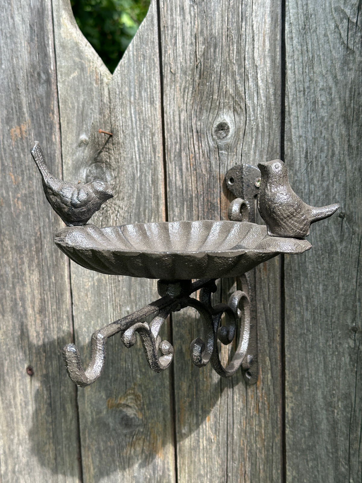 Vogelfutterhalter/ Tränke mit einem hacken aus Gusseisen