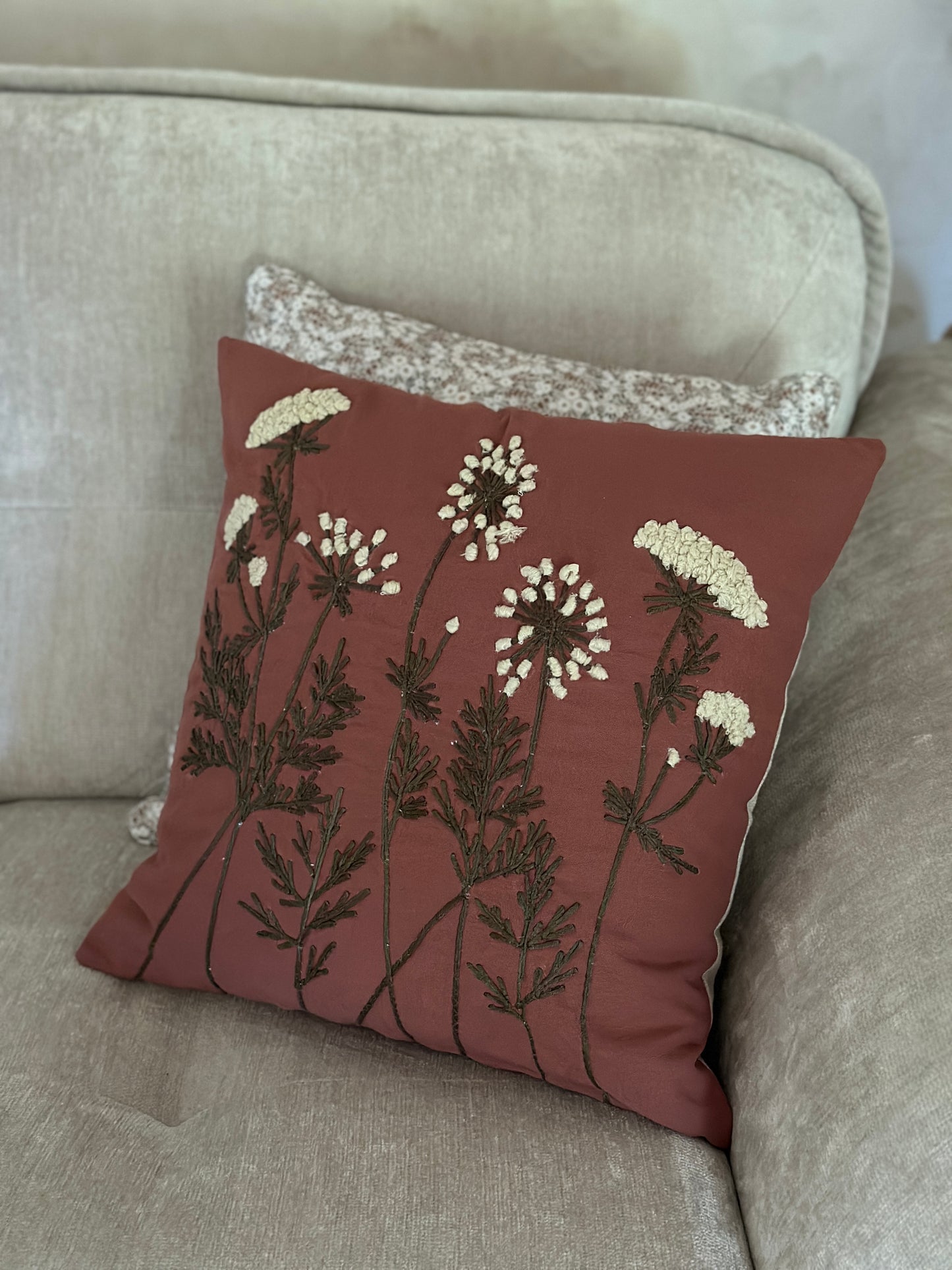 Kissenhülle mit einem floralen bestickten Muster 45x45cm.