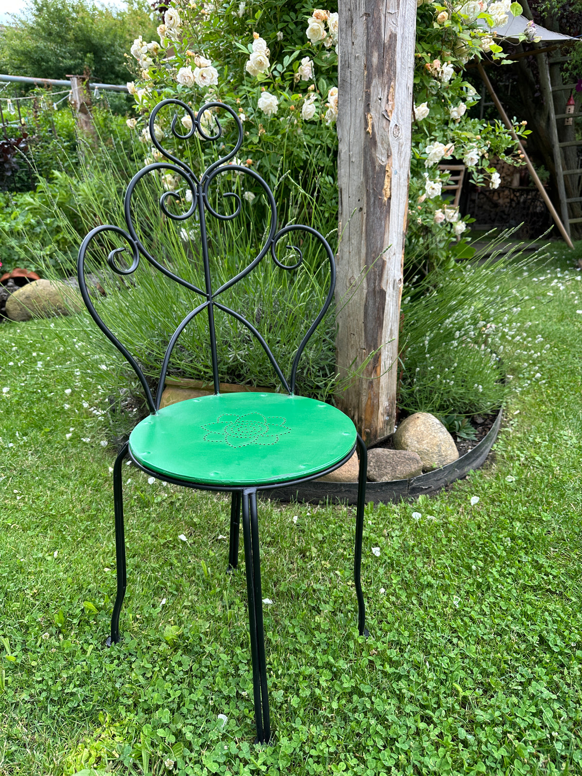 Stuhl Metall, Set 2Stück, Sitzfläche antikgrün, Stuhl Beine schwarz. Sitzhöhe: 44,5 cm.