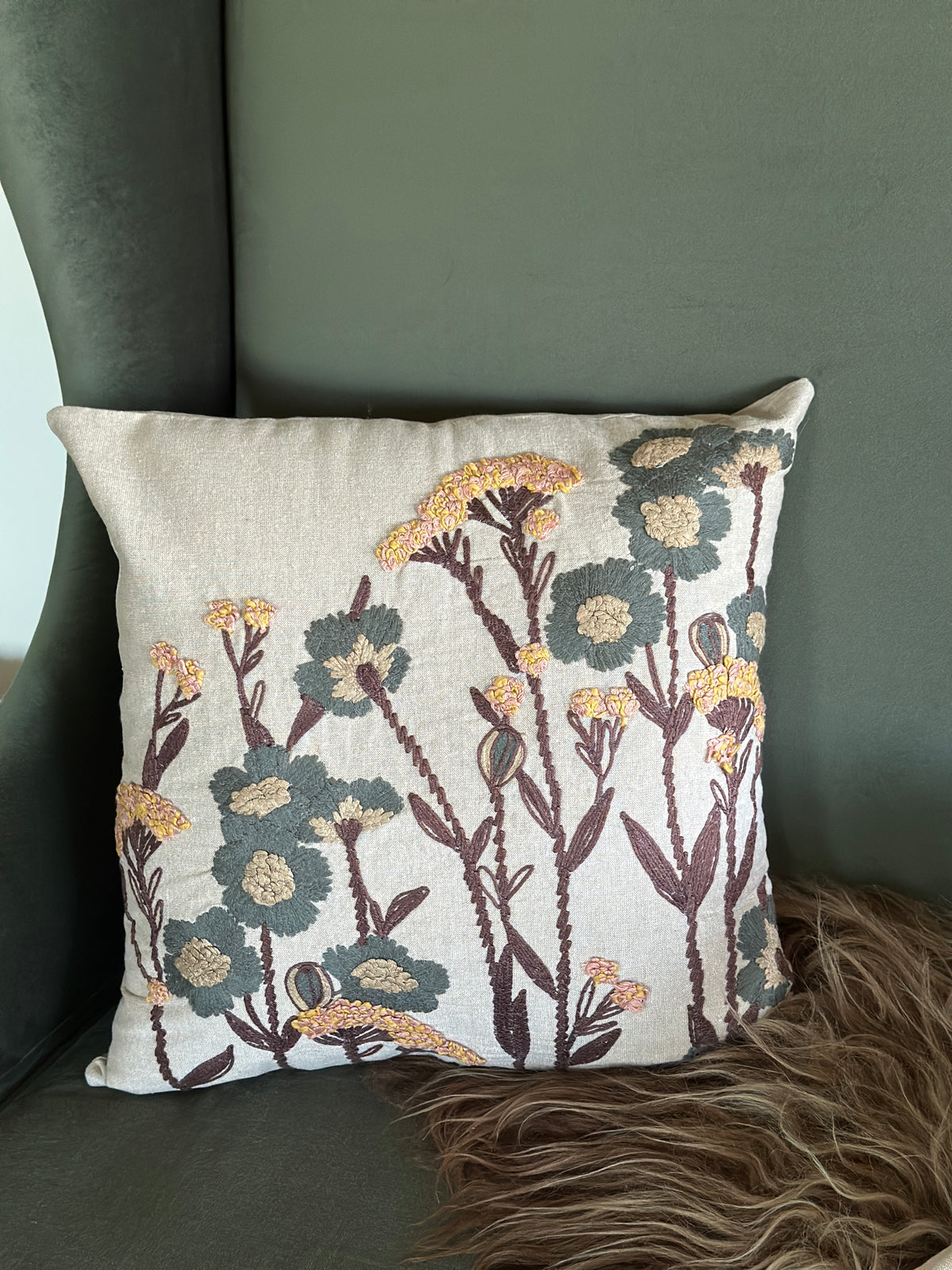 Kissenhülle mit einem floralen bestickten Muster 45x45cm.