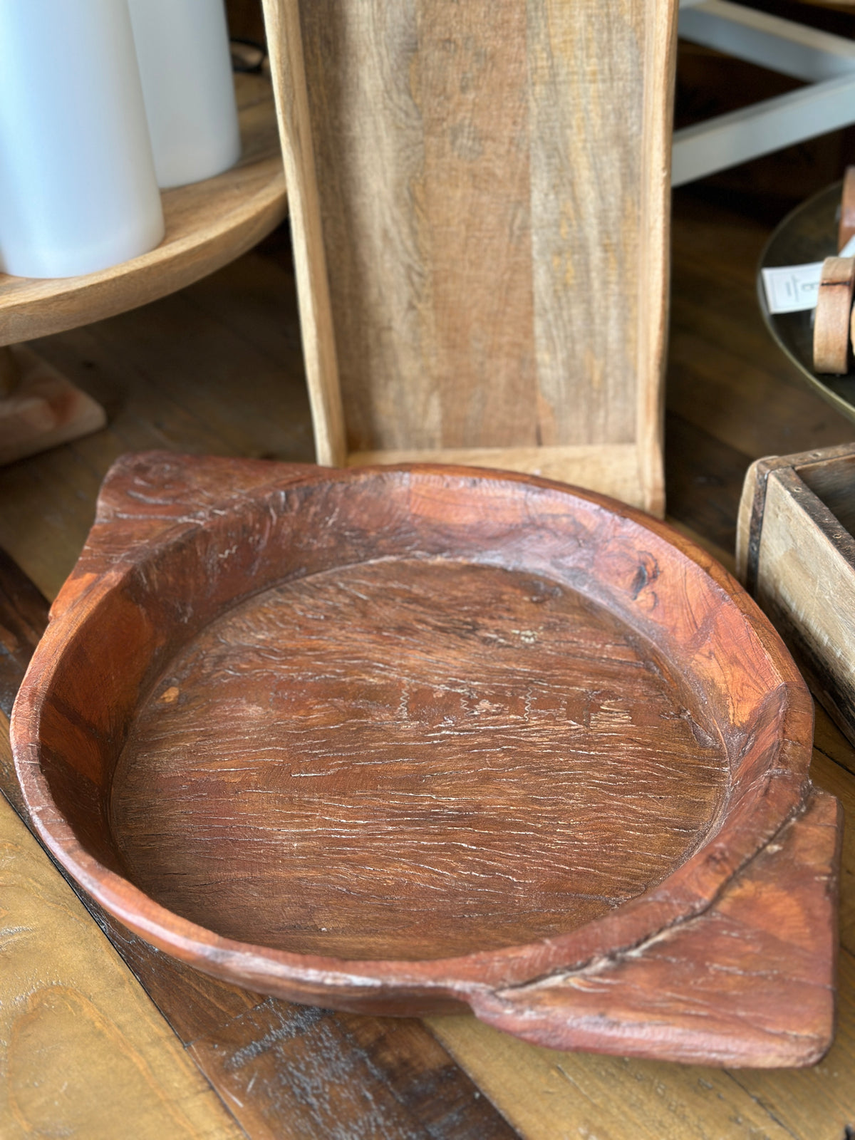 Aufbewahrung, Handgeschnitzte Schale aus einem Stück Holz. Zur Aufbewahrung und Dekoration.                                          Durchmesser 36cm mit Griff 52,5cm