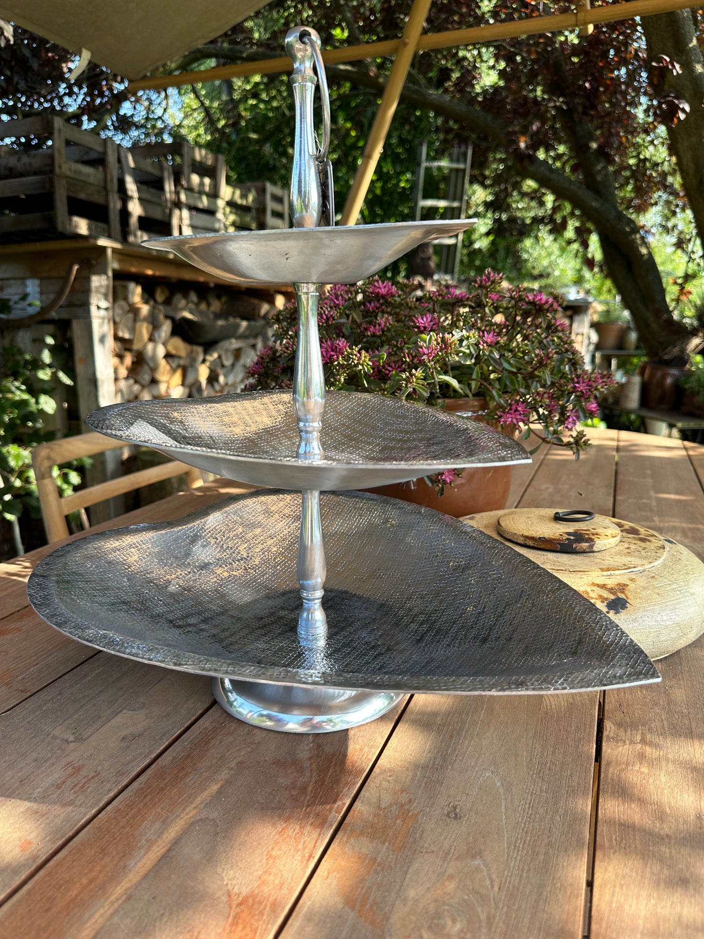 Etagere 3 Etagen, herzförmig. Aluminium, geriffelt.