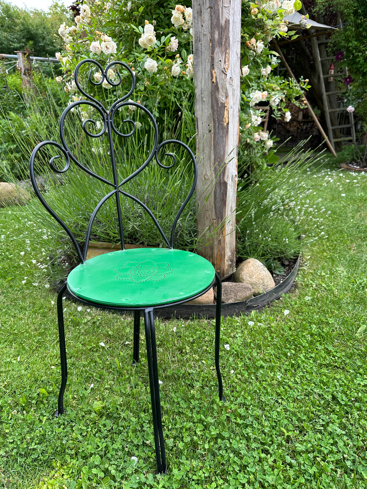 Stuhl Metall, Set 2Stück, Sitzfläche antikgrün, Stuhl Beine schwarz. Sitzhöhe: 44,5 cm.