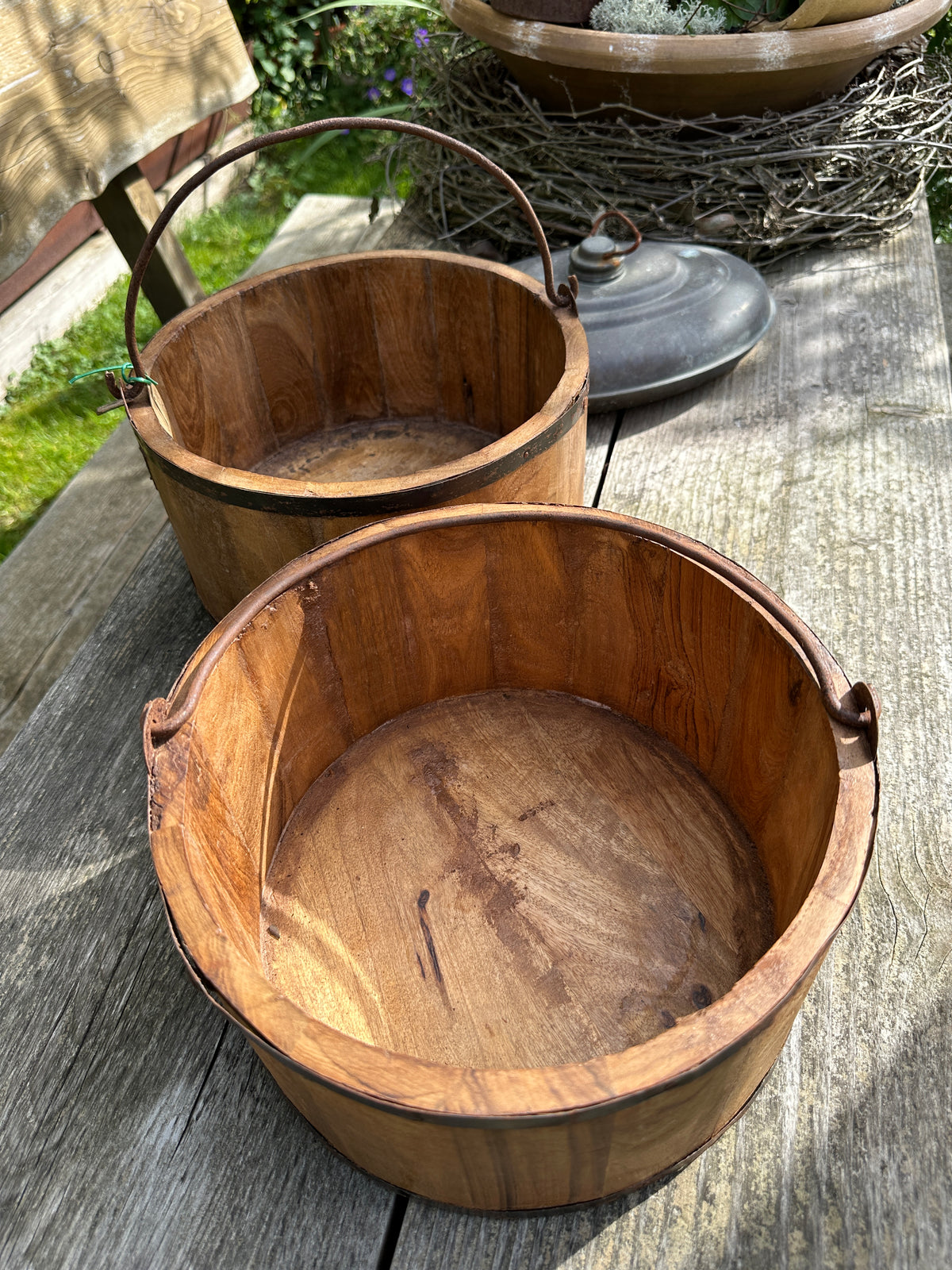 Aufbewahrung Holz Eimer/ Schale mit einem Metall Griff und Eisenrahmen. Mangoholz