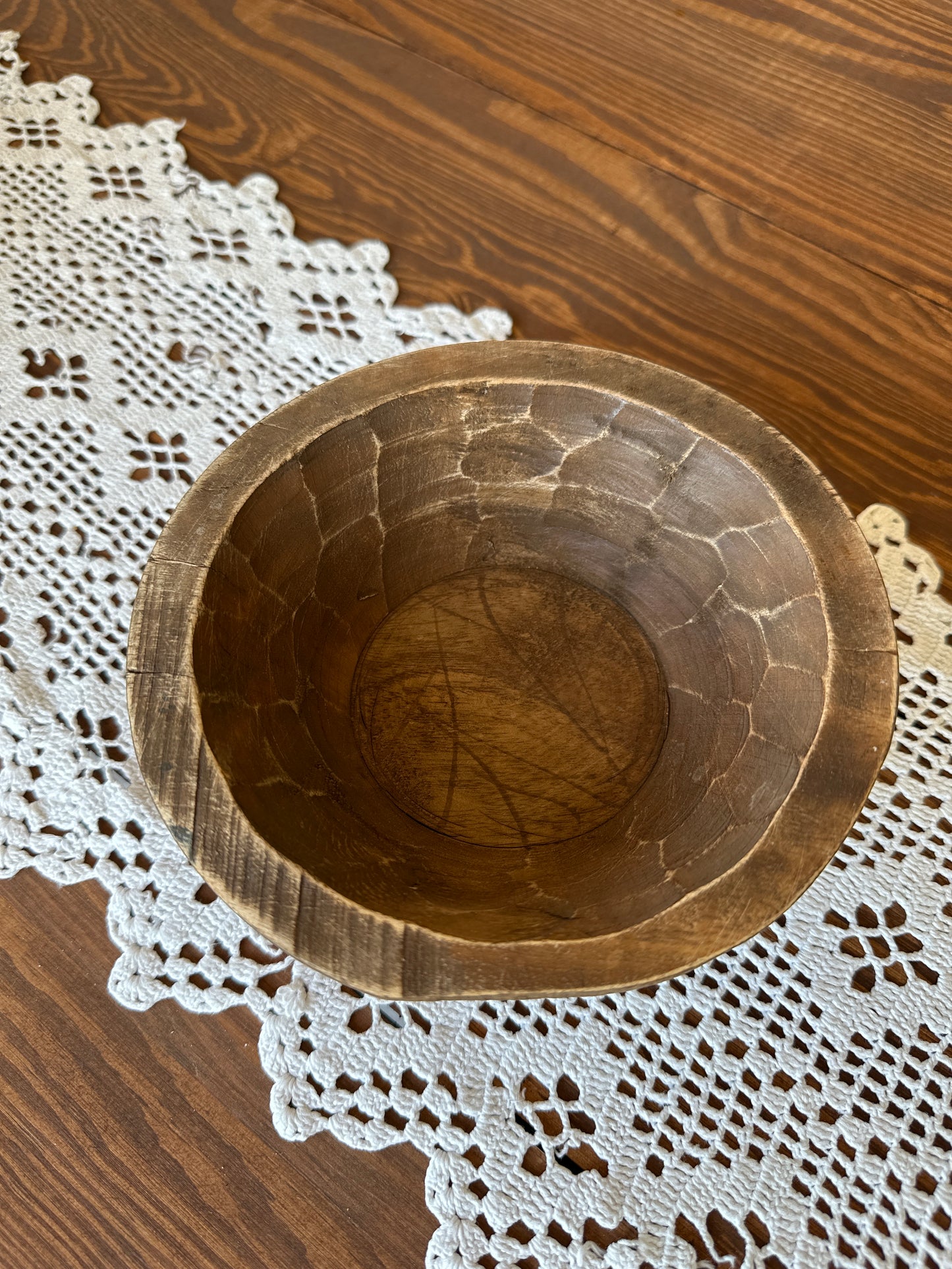 Handgeschnitzte Schale aus einem Stück Holz, klein.                       Zur Aufbewahrung und Dekoration.                           Durchmesser: 17cm.