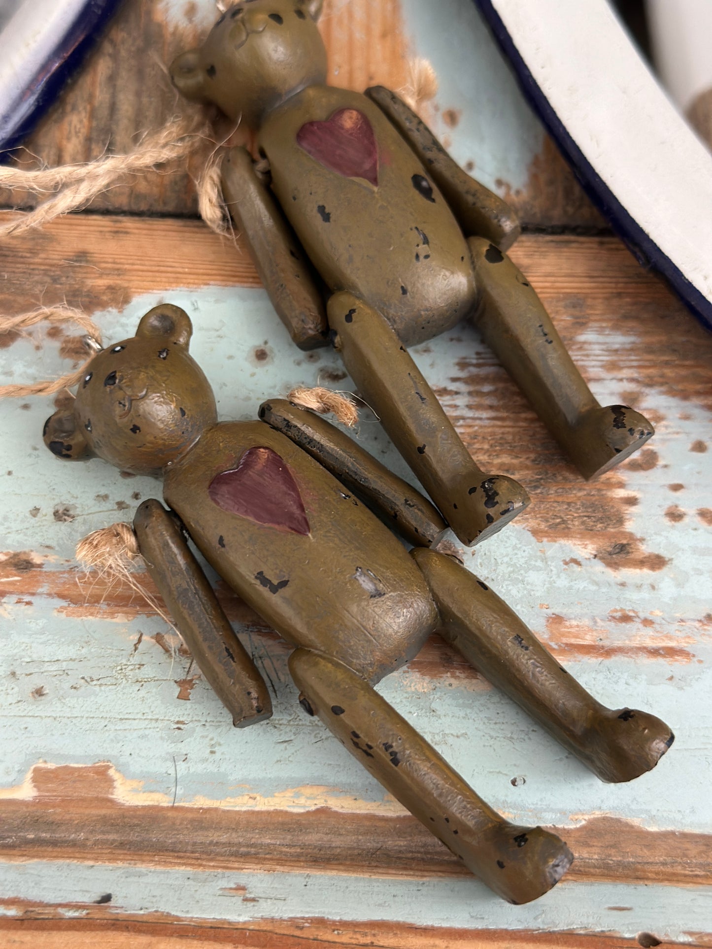 Bär/ Teddy aus Holz mit Herzchen drauf