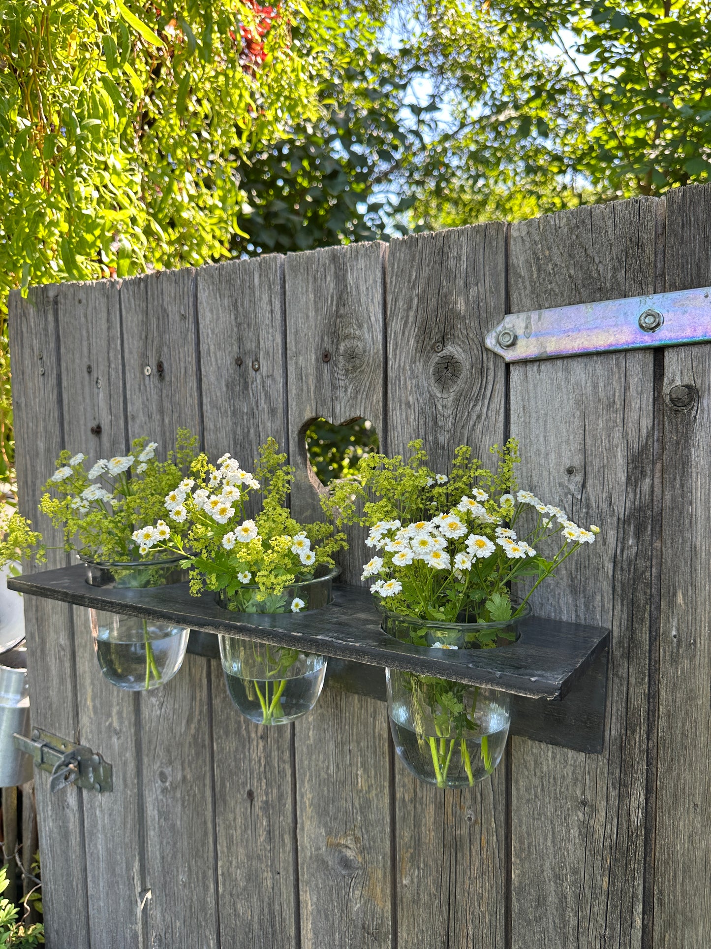 Blumen/ Vasenregal am Holzbrett 3x Glasvasen