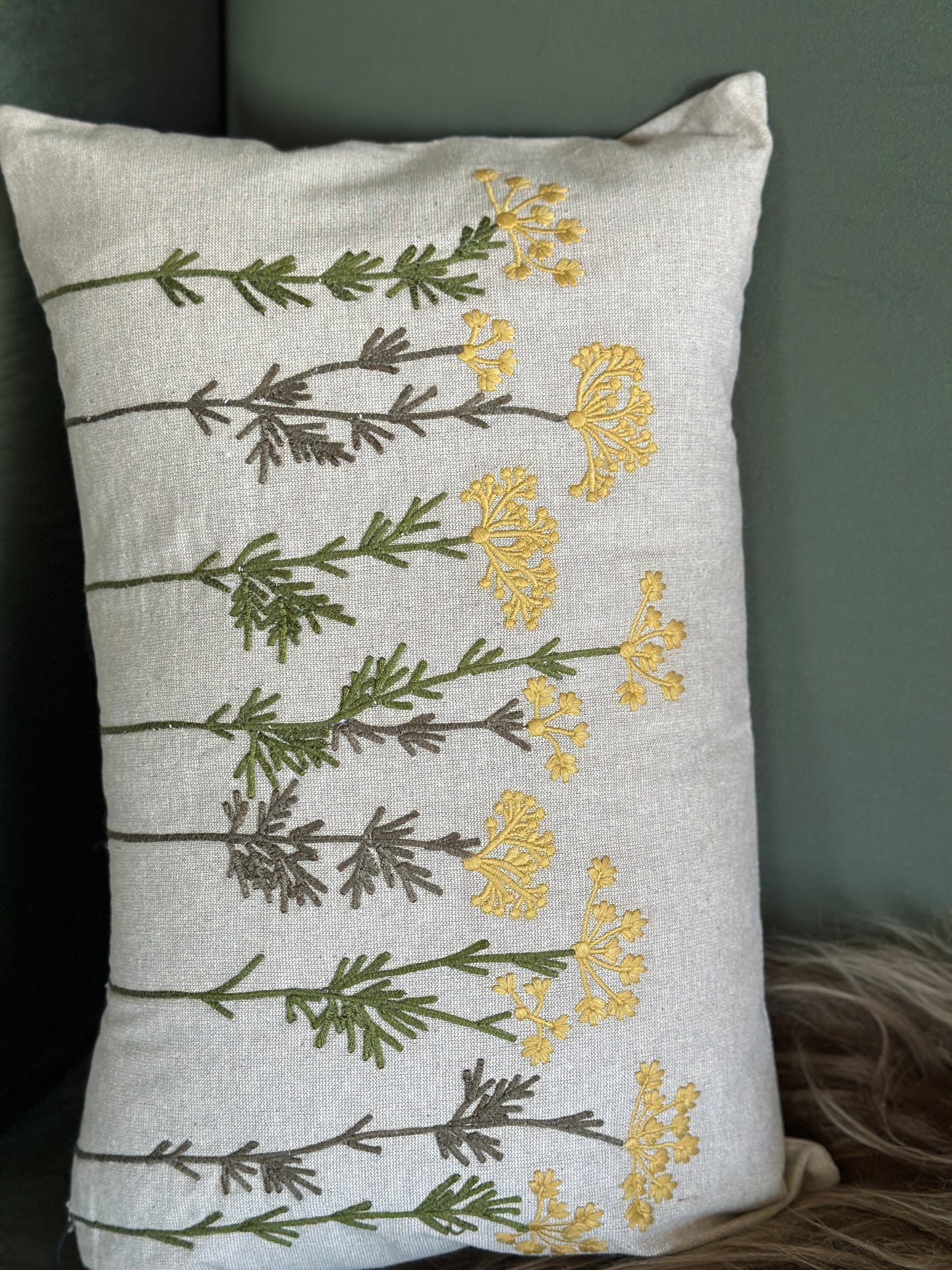 Kissen mit einer floralen Stickerei auf der Vorderseite. 100% Baumwolle.