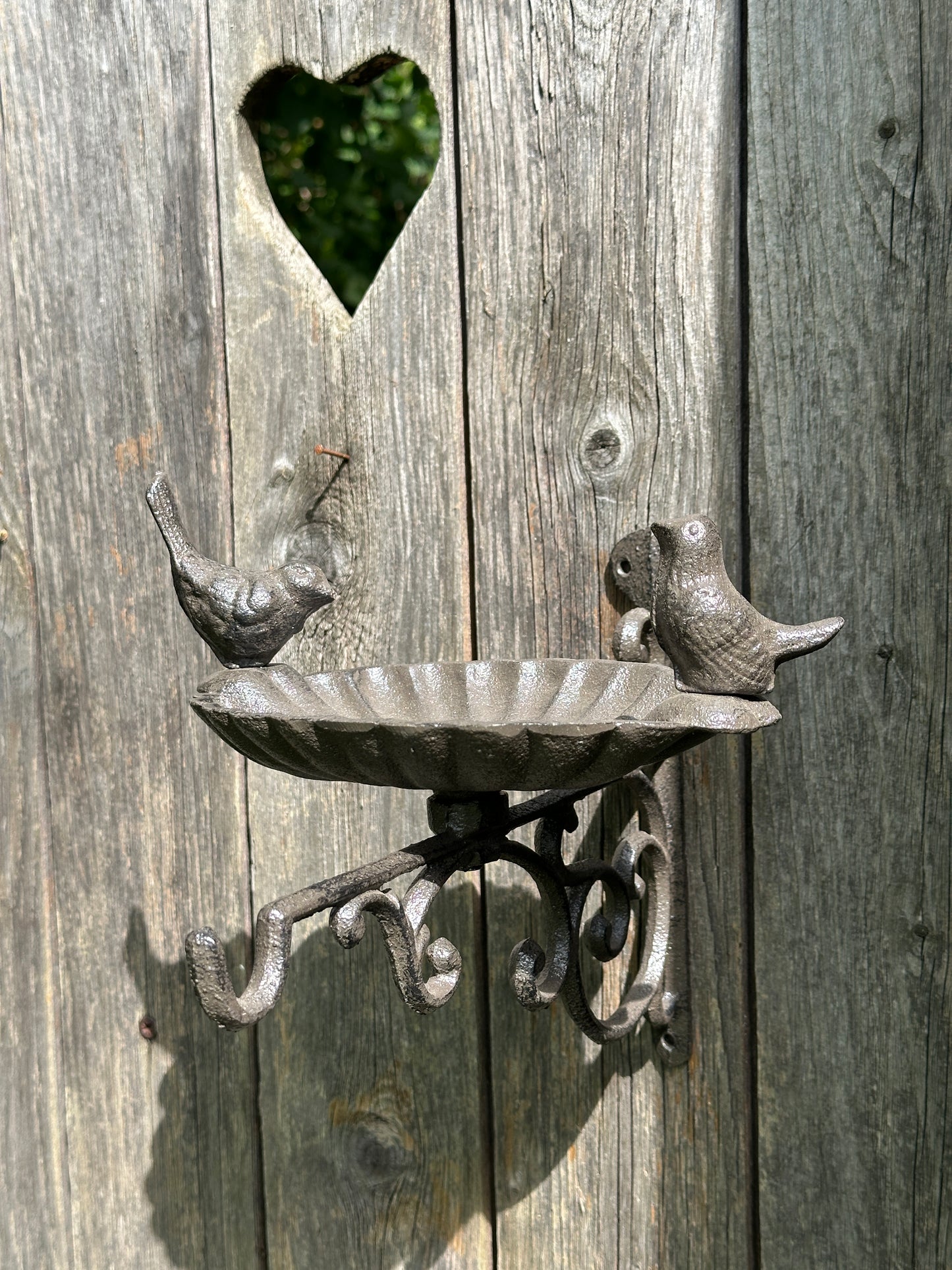 Vogelfutterhalter/ Tränke mit einem hacken aus Gusseisen