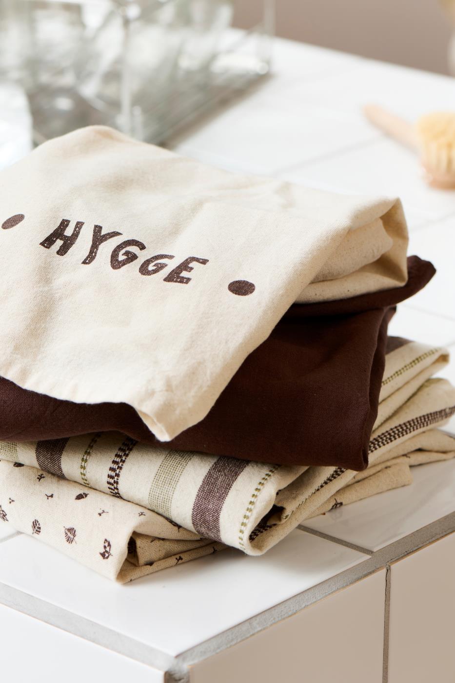 Geschirrtuch Hygge mit braunem Print