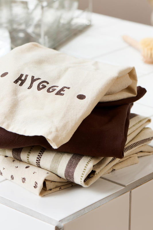 Geschirrtuch Hygge mit braunem Print