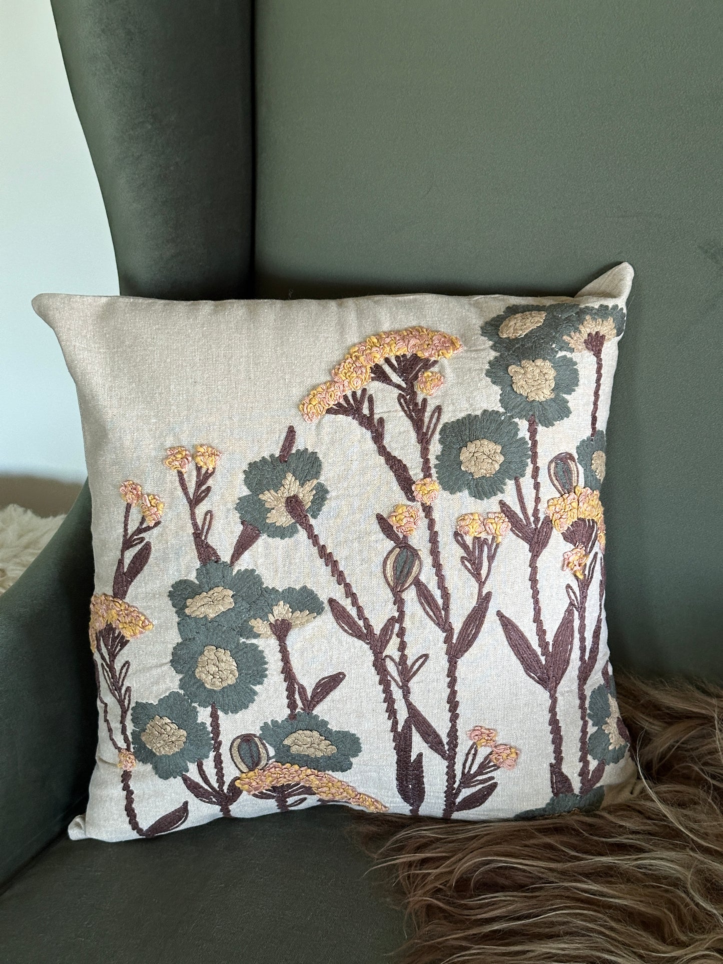 Kissenhülle mit einem floralen bestickten Muster 45x45cm.