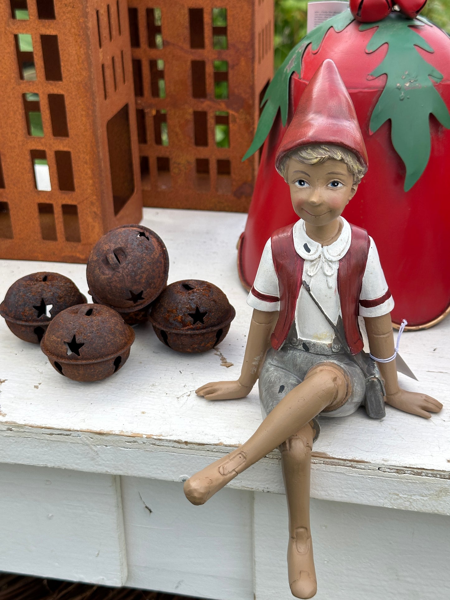 Pinocchio aus Polyresin, sitzend 23 cm