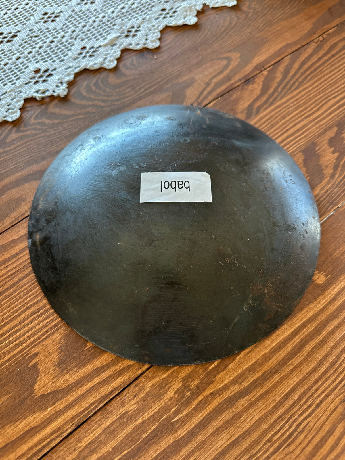 Schale/ Teller/ Untersetzer aus wiederverwerteten Metall. Durchmesser 22cm.