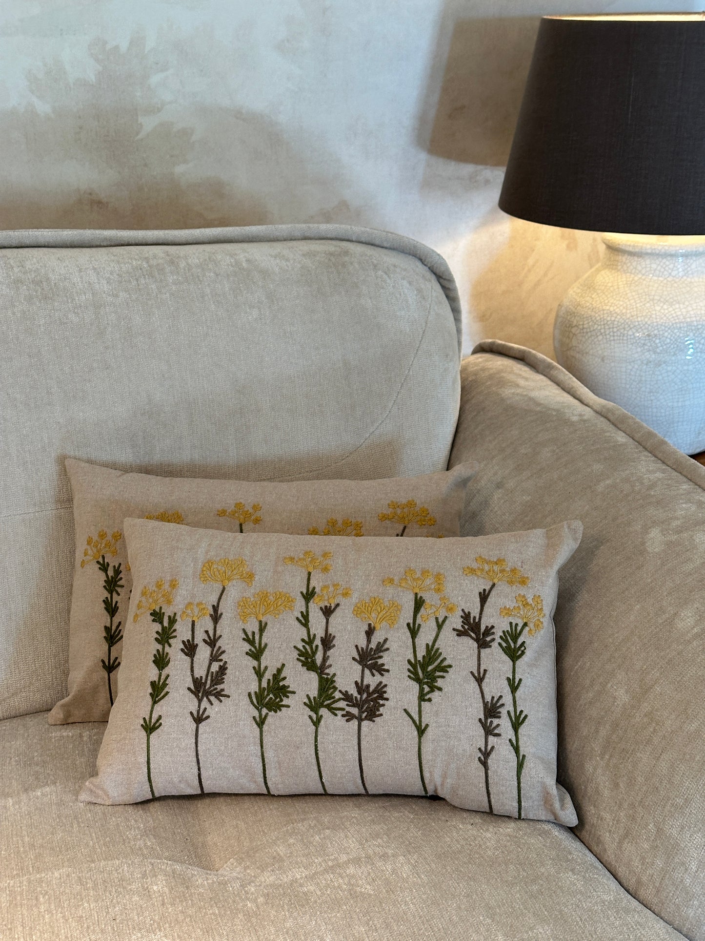 Kissen mit einer floralen Stickerei auf der Vorderseite. 100% Baumwolle.