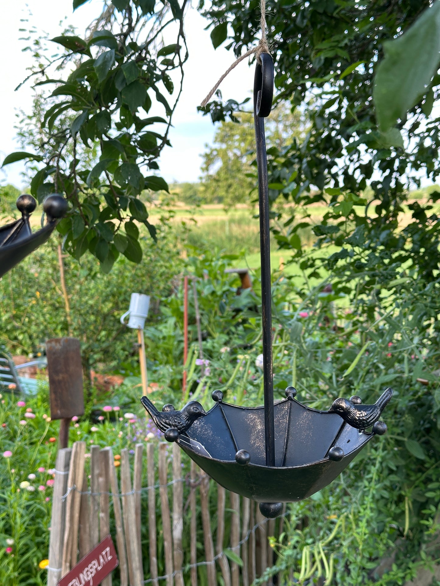 Futterstelle/ Vogelfutter, Schirm