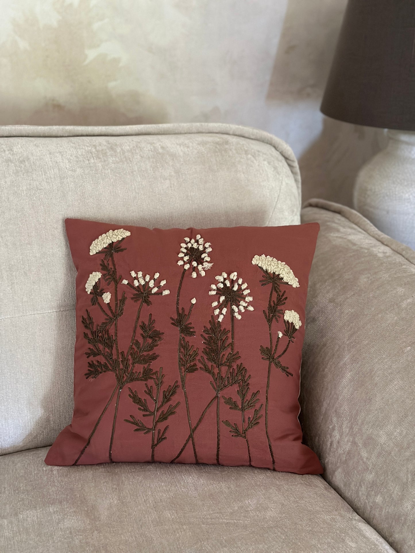 Kissenhülle mit einem floralen bestickten Muster 45x45cm.